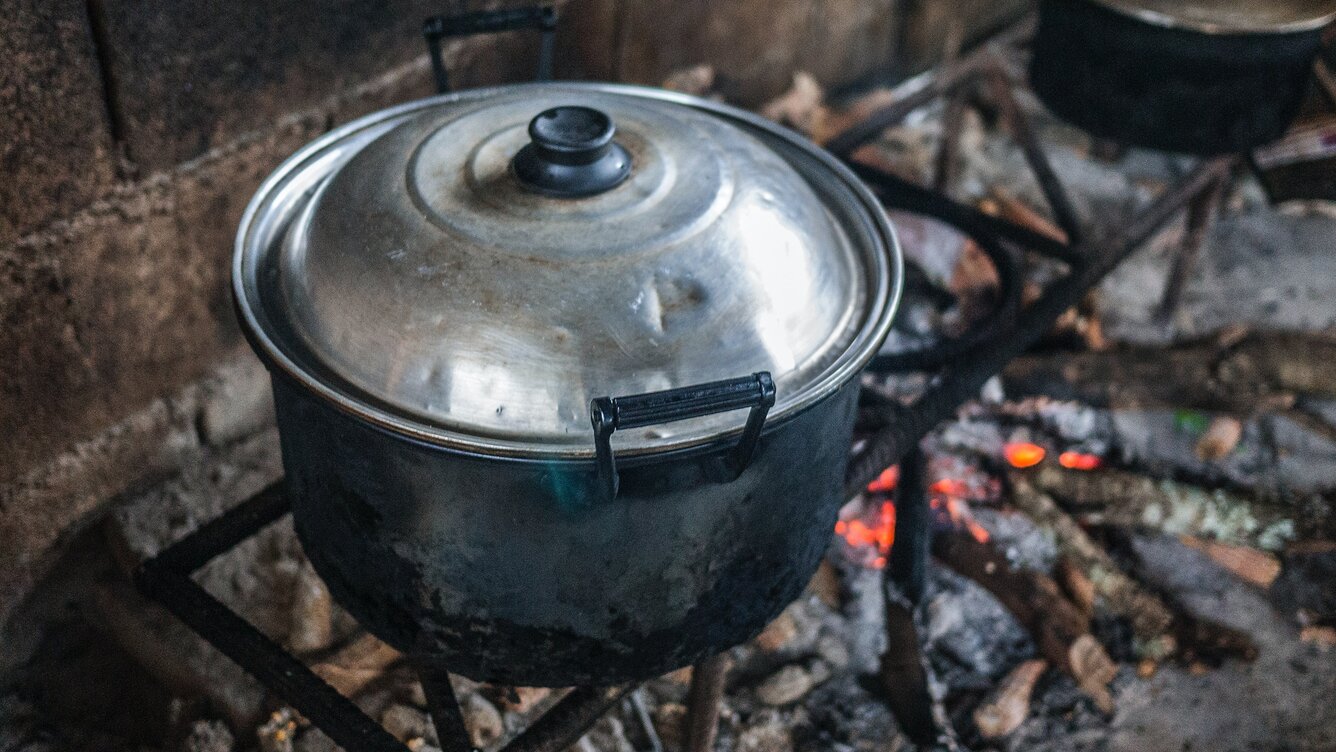 Dutch Oven auf Feuer | © Foto von <a href="https://unsplash.com/@phienix_han?utm_source=unsplash&utm_medium=referral&utm_content=creditCopyText">Phoenix Han</a> auf <a href="https://unsplash.com/de/s/fotos/dutch-oven?orientation=landscape&utm_source=unsplash&utm_medium=referral&utm_content=creditCopyText">Unsplash</a>   