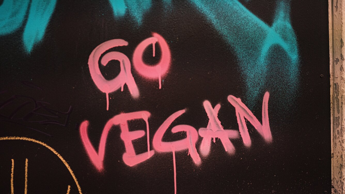 Go Vegan | © Photo by <a href="https://unsplash.com/@purzlbaum?utm_source=unsplash&utm_medium=referral&utm_content=creditCopyText">Claudio Schwarz</a> on <a href="https://unsplash.com/s/photos/vegan?orientation=landscape&utm_source=unsplash&utm_medium=referral&utm_content=creditCopyText">Unsplash</a>   