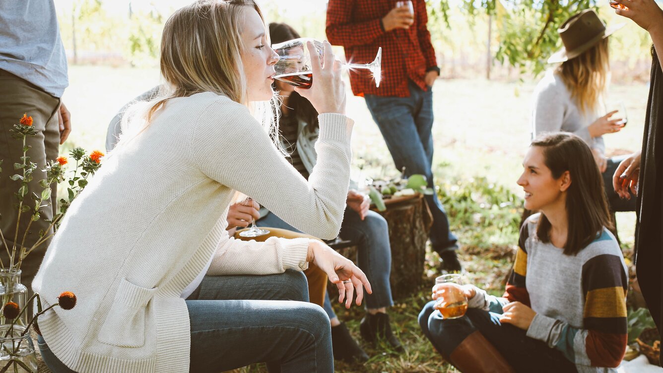 Girls drinks | © Foto von <a href="https://unsplash.com/de/@kchance8?utm_source=unsplash&utm_medium=referral&utm_content=creditCopyText">Kelsey Chance</a> auf <a href="https://unsplash.com/de/fotos/BB4GbHiU1KY?utm_source=unsplash&utm_medium=referral&utm_content=creditCopyText">Unsplash</a>   