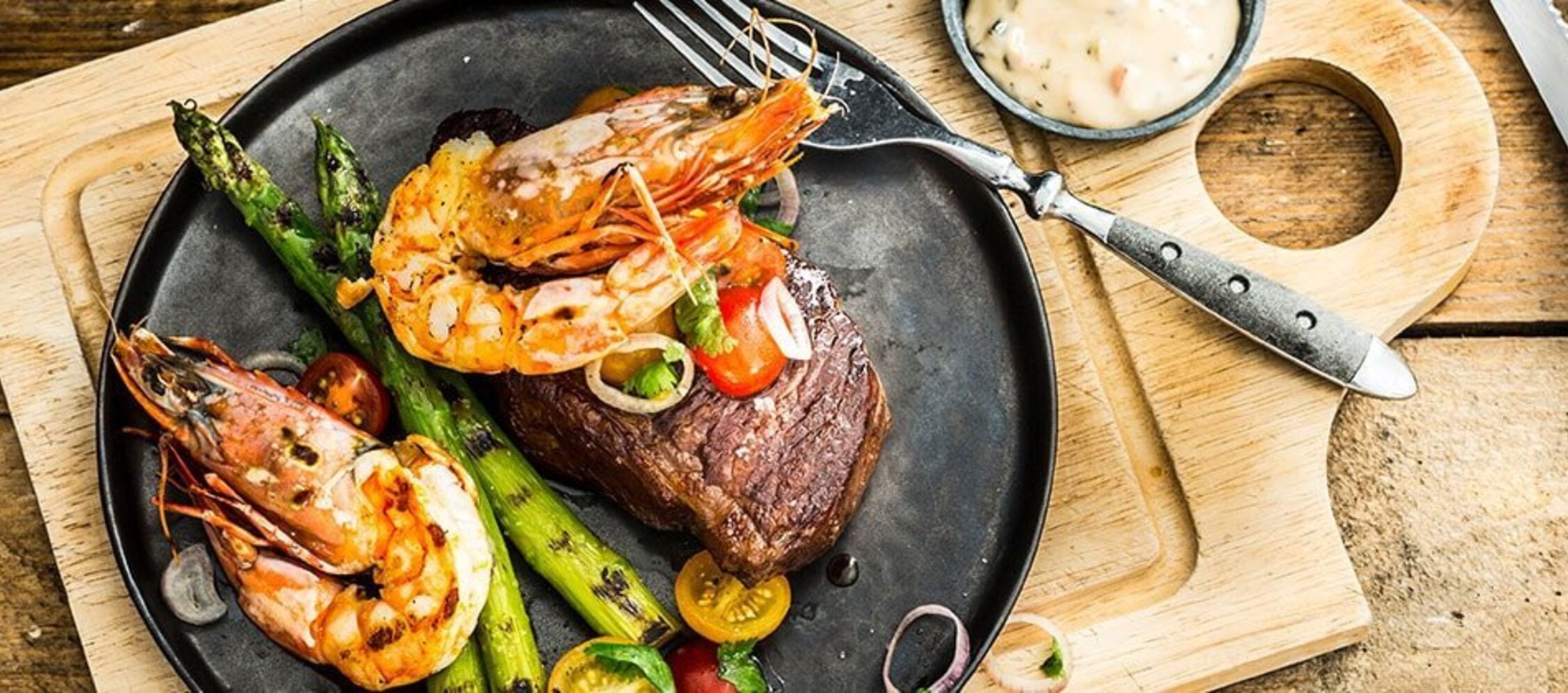 „Steak Oscar“ – Rumpsteak mit Garnelen und grünem Spargel 