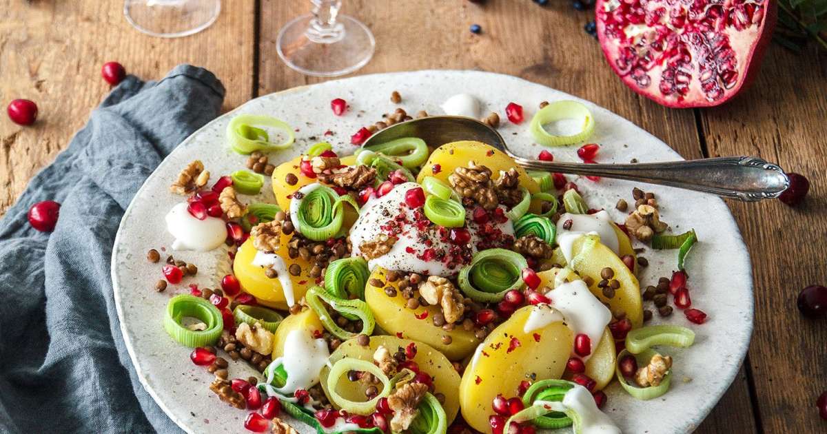 Festlicher Kartoffelsalat mit Linsen, Porree, Granatapfelkernen ...