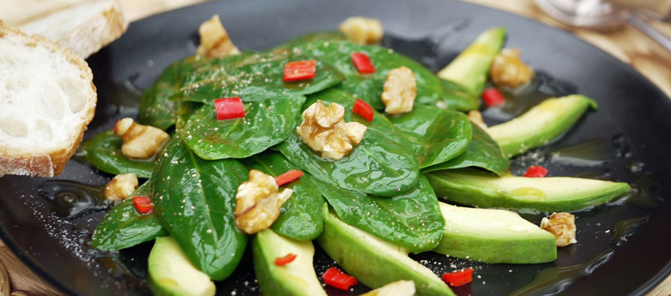 Rezept Junger Spinatsalat mit Avocado, Chili und Walnüssen