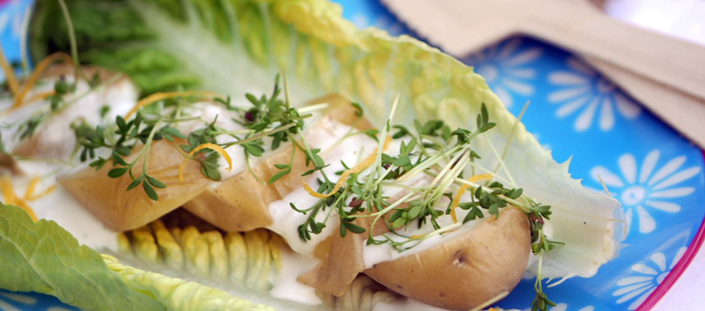 Rezept Kartoffelscheiben auf Romanasalat mit Kresse & Zitronenzesten Rezept Kartoffelscheiben auf Romanasalat mit Kresse & Zitronenzesten