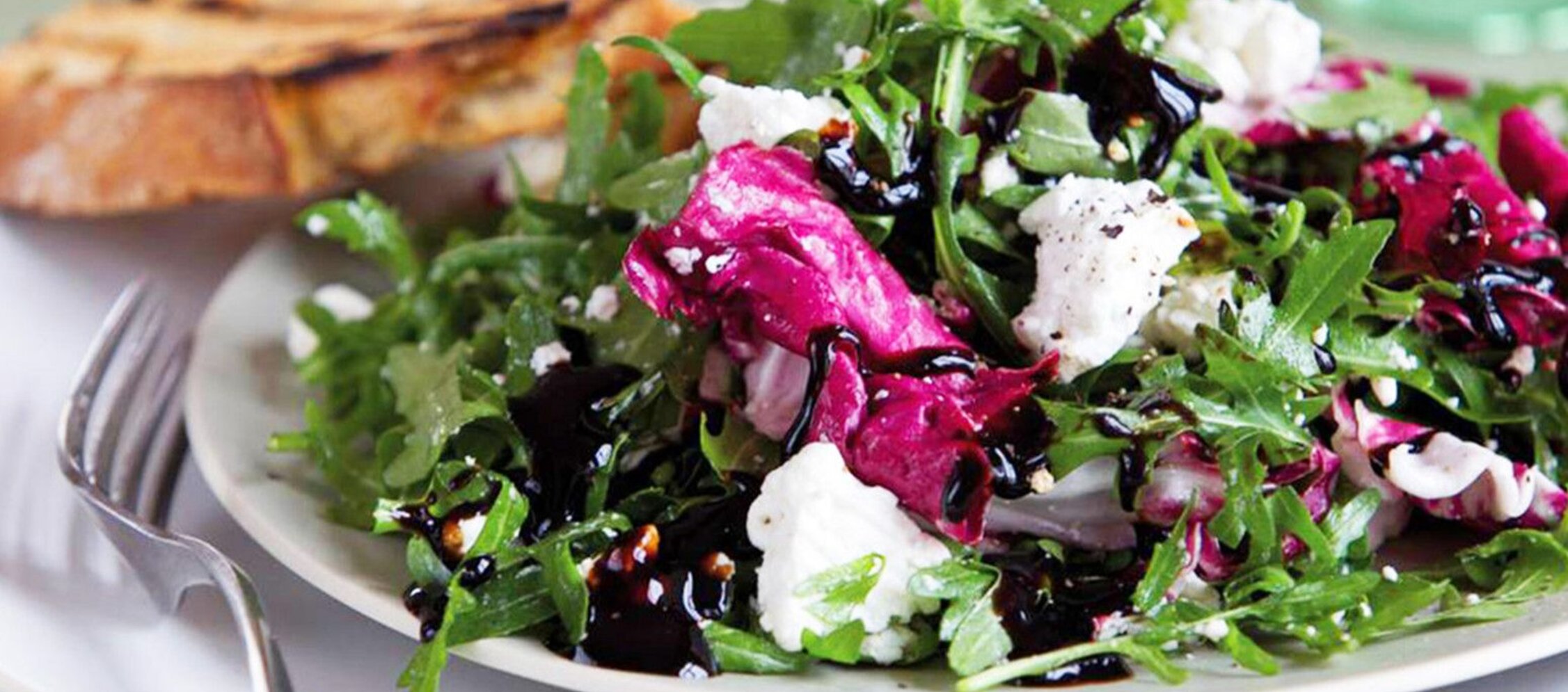 Rezept Rucola-Salat mit Ziegenkäse und Knusperbrot Rezept Rucola-Salat mit Ziegenkäse und Knusperbrot