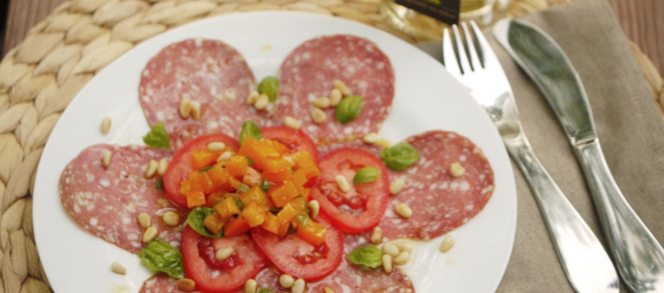 Rezept Salami-Carpaccio mit Tomaten und Pinienkernen