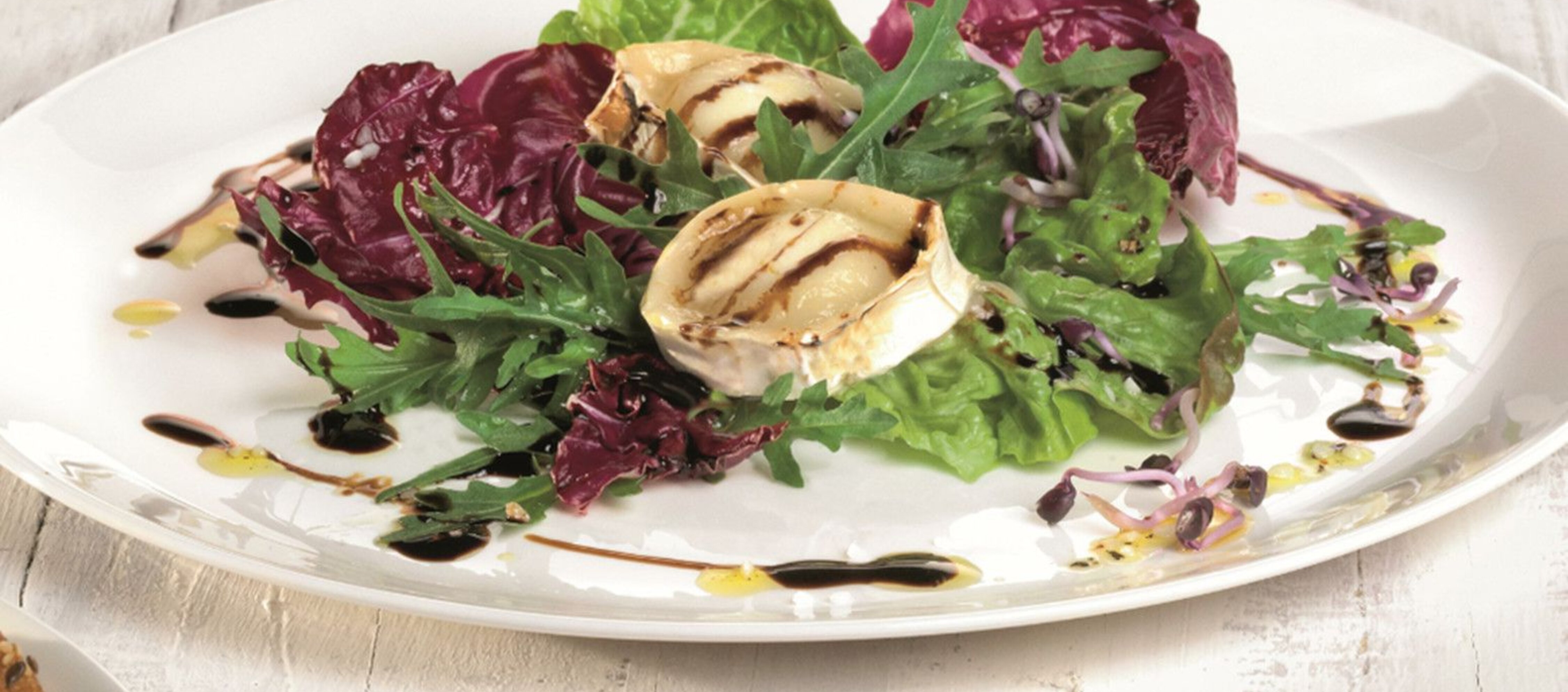 Rucola-Radicchio-Salat mit Ziegenkäse und Sprossen | Carl Kühne KG