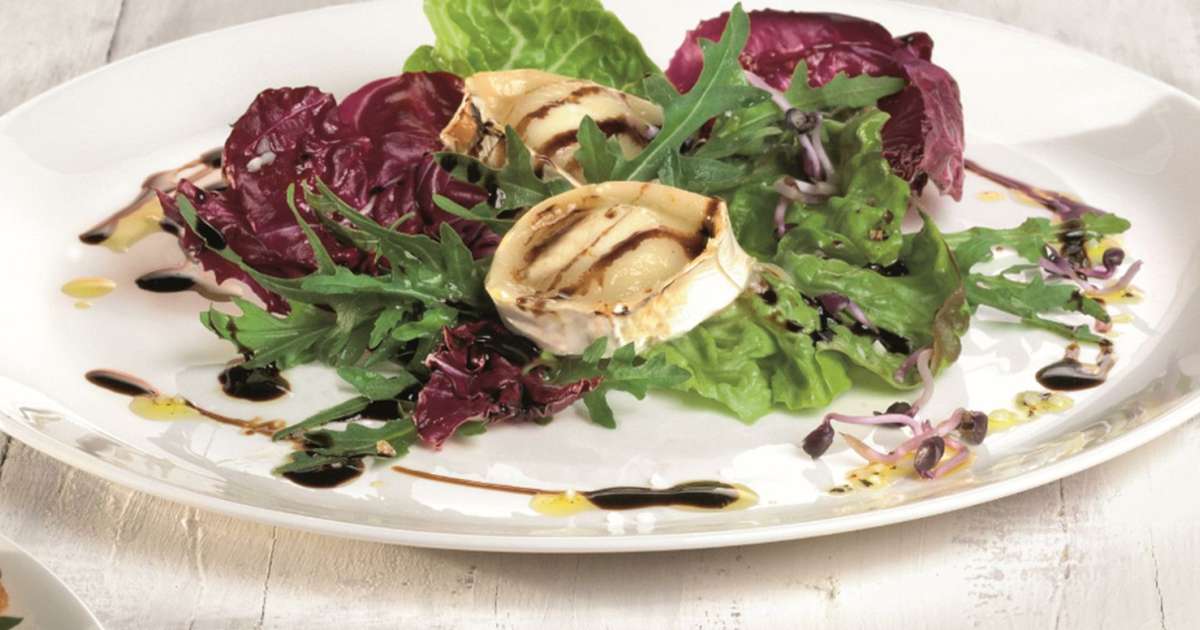 Rucola-Radicchio-Salat mit Ziegenkäse und Sprossen | Carl Kühne KG