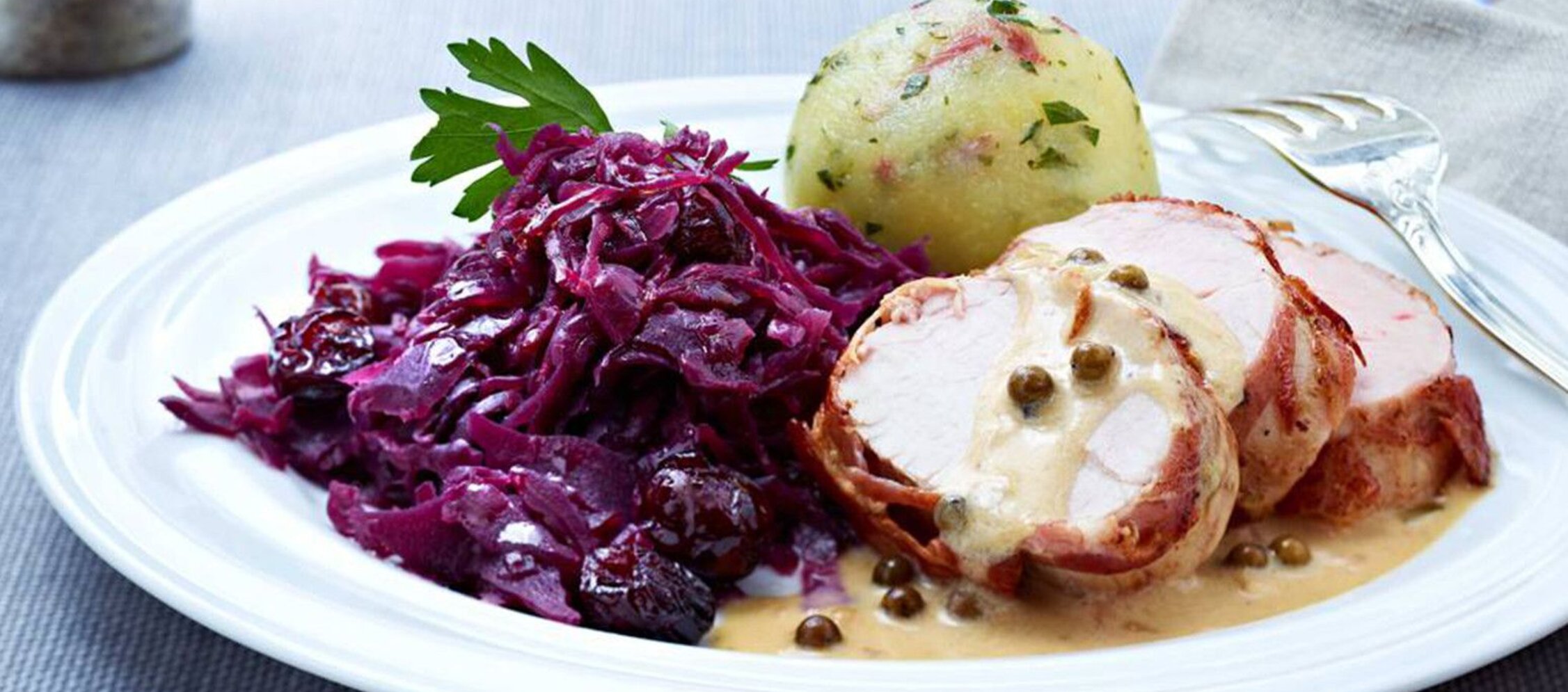 Rezept Schweinefilet im Speckmantel mit Kirsch-Rotkohl und Knödeln Rezept Schweinefilet im Speckmantel mit Kirsch-Rotkohl und Knödeln