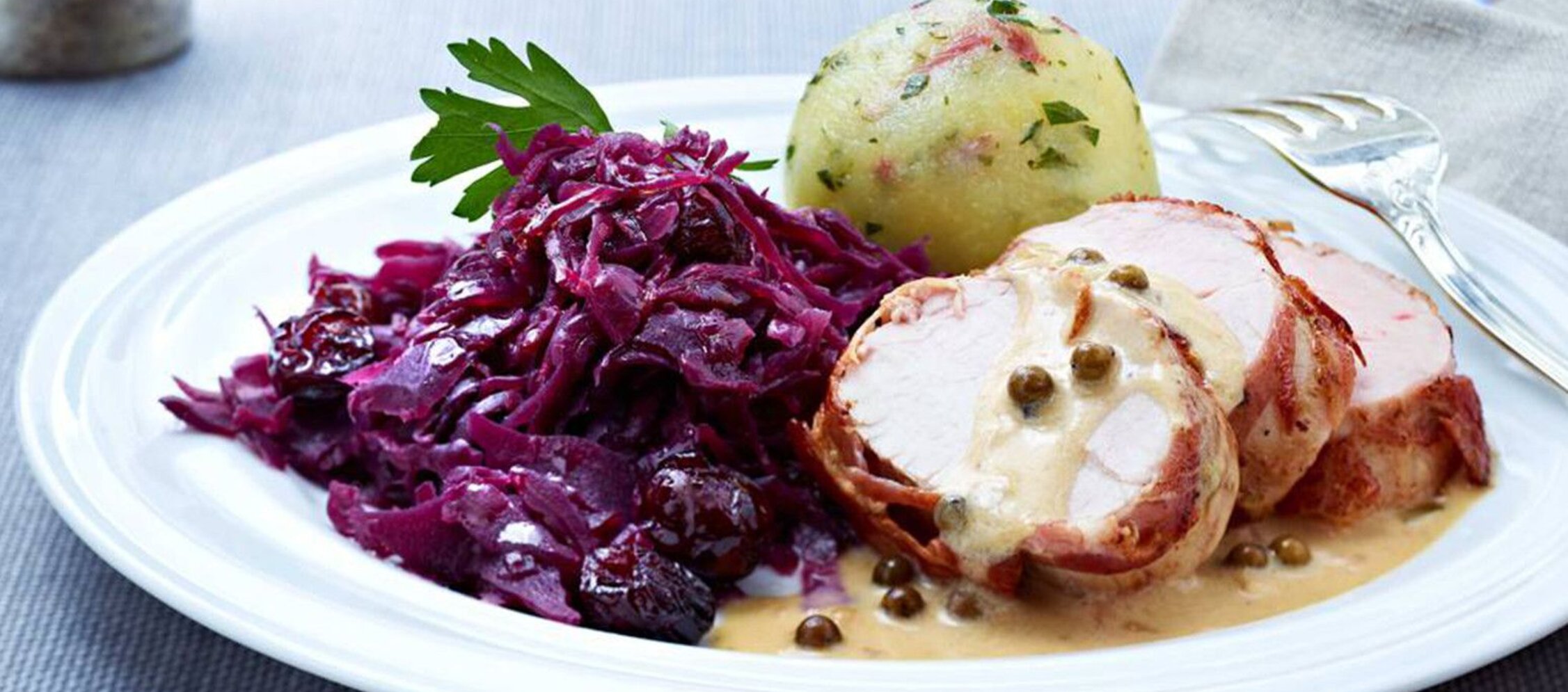 Rezept Schweinefilet im Speckmantel mit Kirsch-Rotkohl und Knödeln