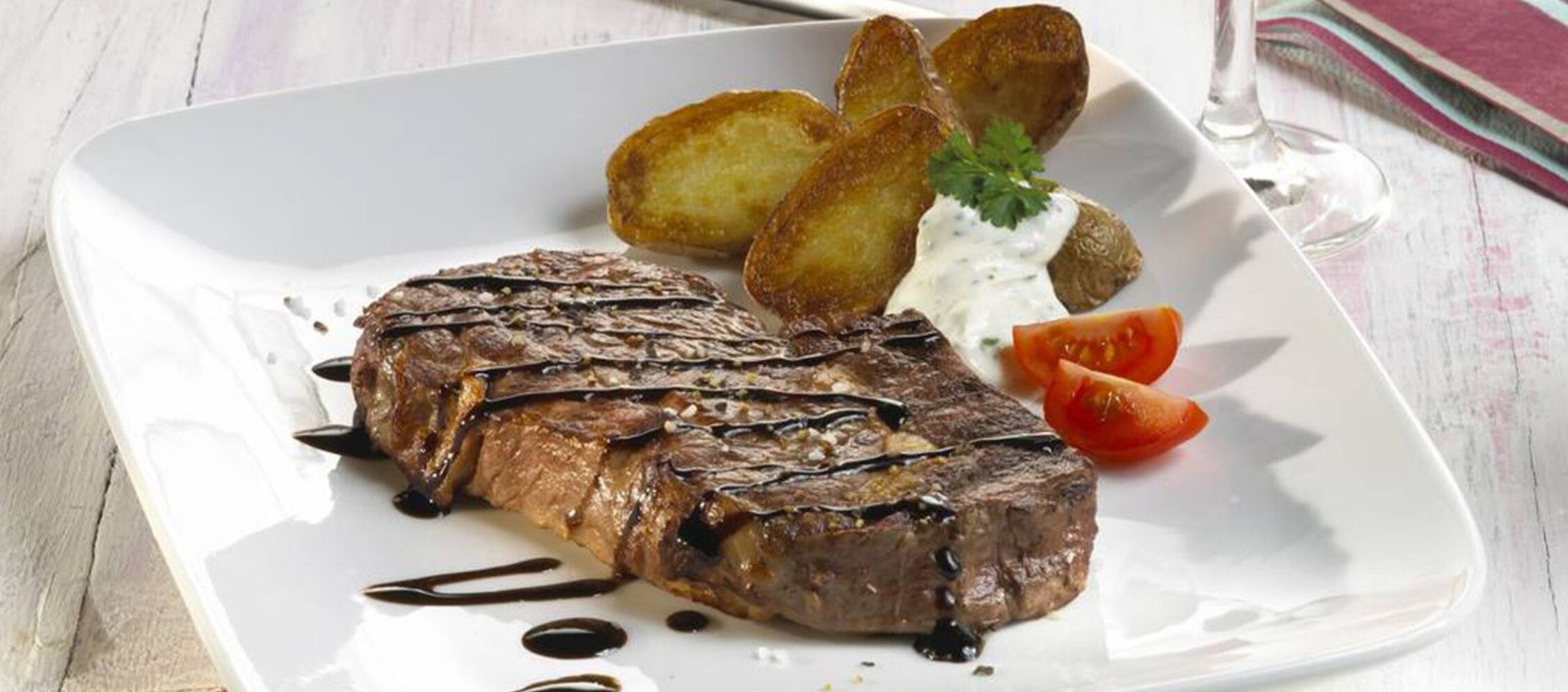 Rezept Rindersteak mit gebackenen Kartoffeln und Sour Cream Rezept Rindersteak mit gebackenen Kartoffeln und Sour Cream