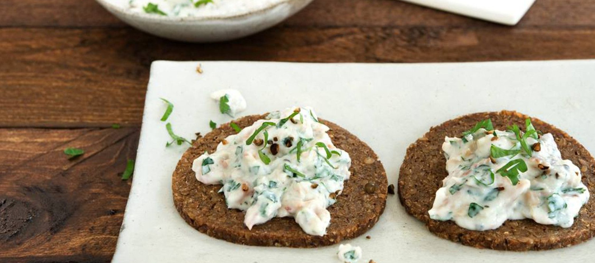 Rezept Räucherfisch-Creme auf Pumpernickel Rezept Räucherfisch-Creme auf Pumpernickel
