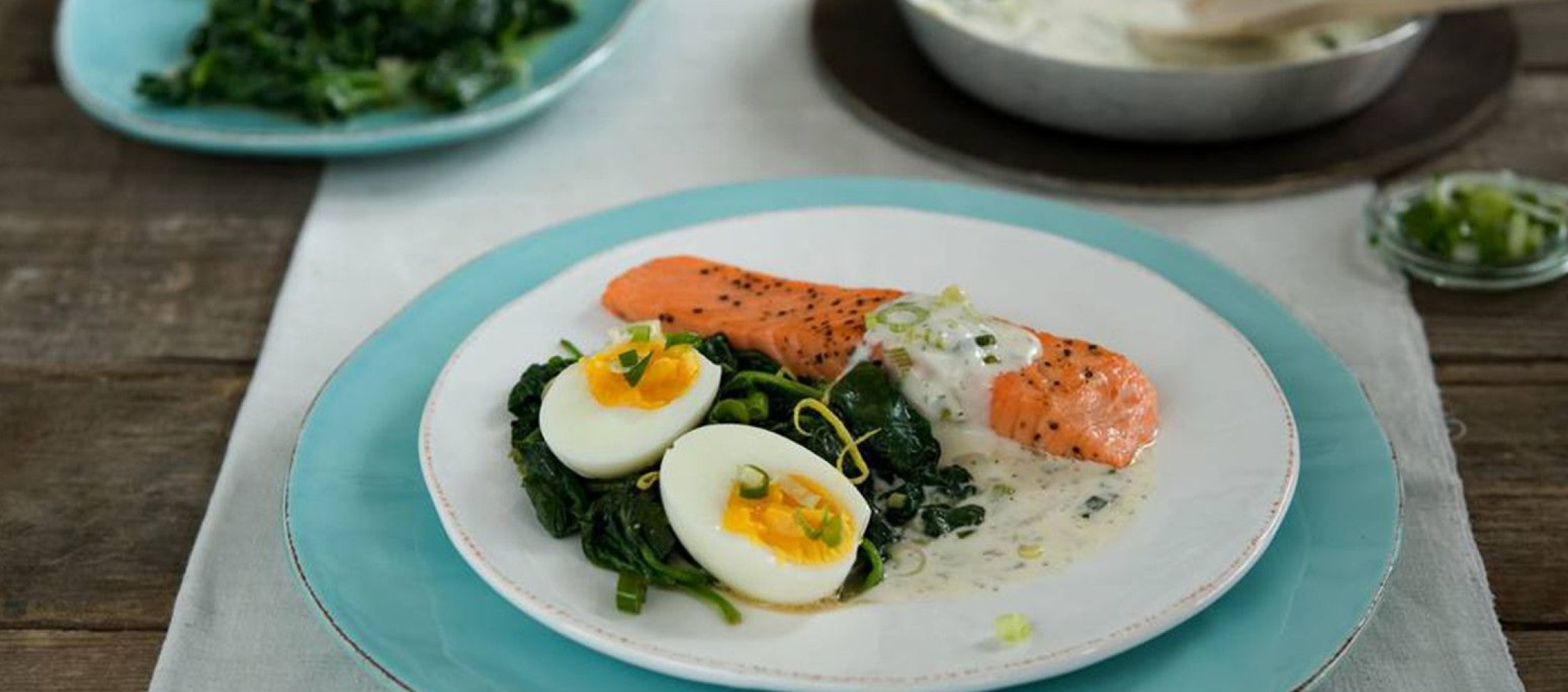 Rezept Lachsfilets in Dillcreme mit frischem Spinat und Eiern Rezept Lachsfilets in Dillcreme mit frischem Spinat und Eiern