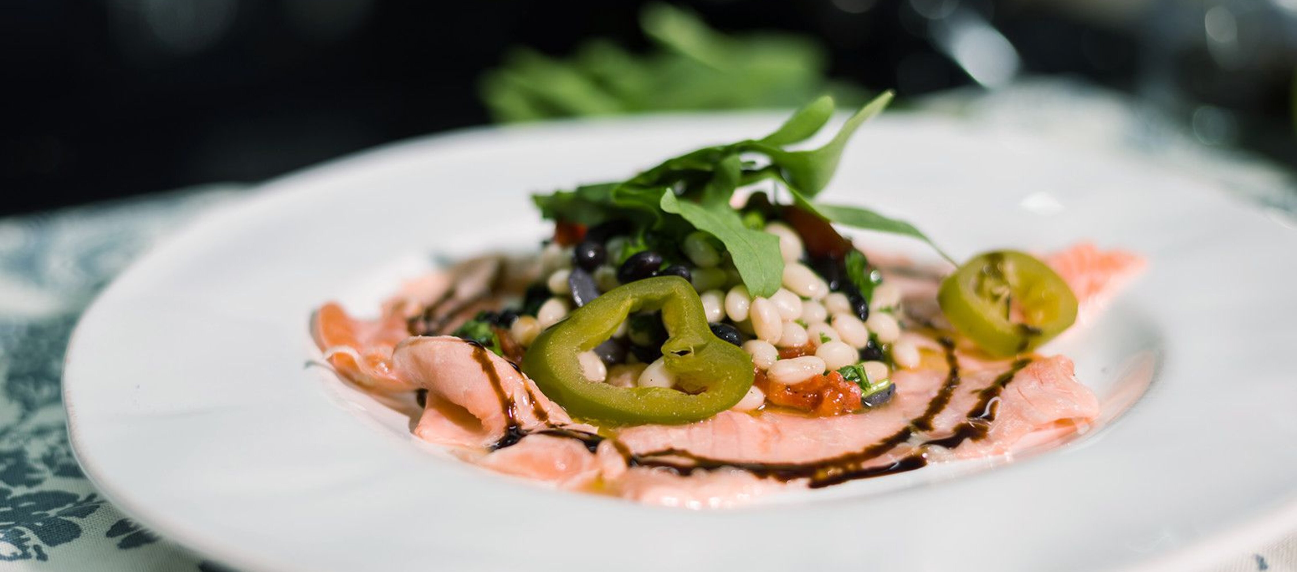 Ceviche vom Lachs mit schwarzen Bohnen und Jalapeño | Carl Kühne KG Ceviche vom Lachs mit schwarzen Bohnen und Jalapeño | Carl Kühne KG