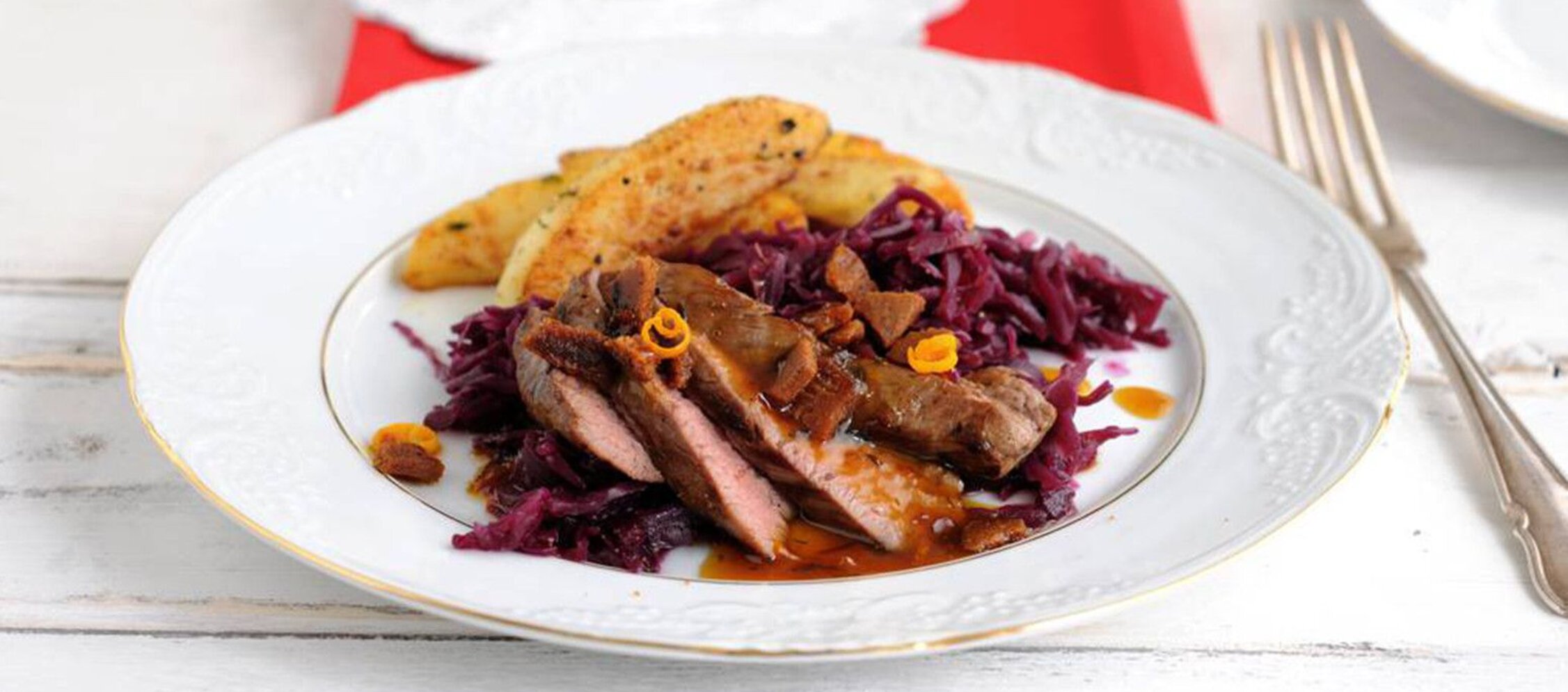 Rezept Lammfilet mit Rotkohl und Lebkuchenbröseln Rezept Lammfilet mit Rotkohl und Lebkuchenbröseln