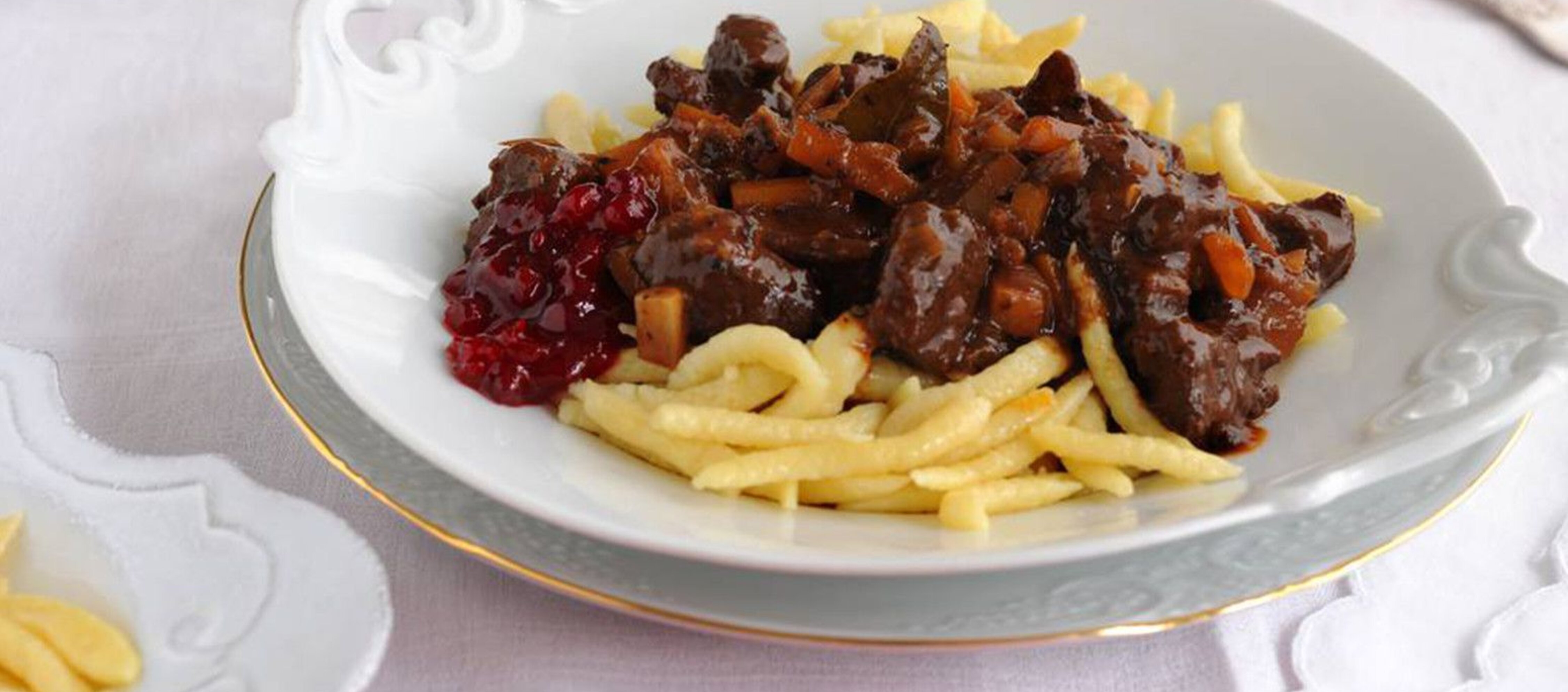 Hirschgulasch mit Spätzle und Preiselbeeren | Carl Kühne KG