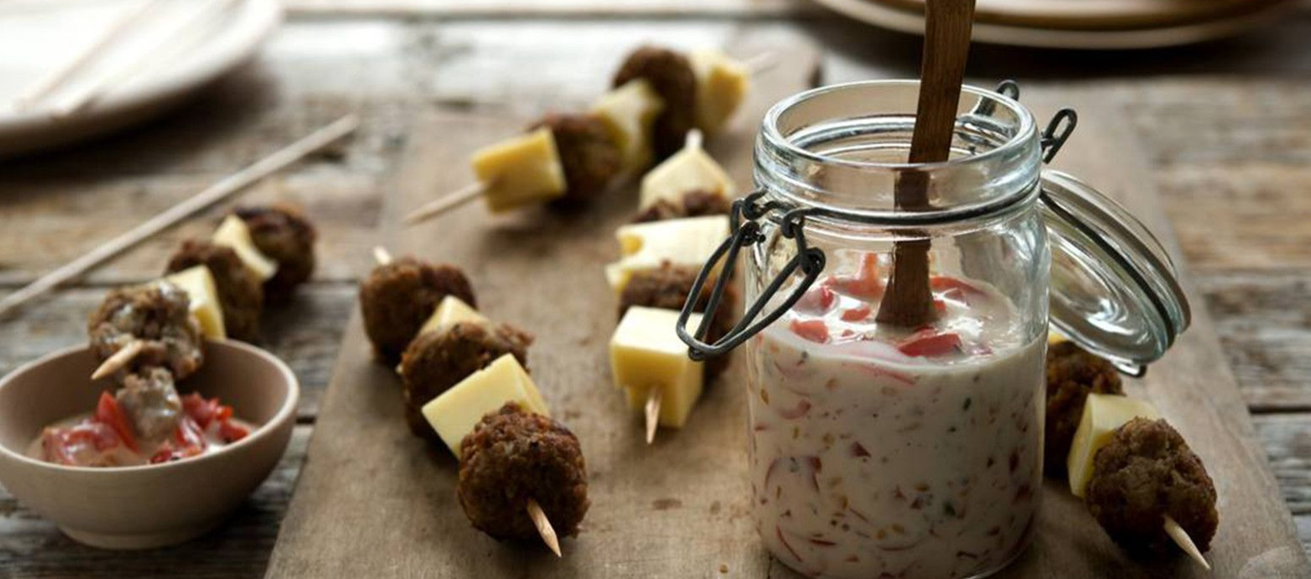 Käse-Frikadellen-Spieße mit Tomaten-Knoblauch-Dip | Carl Kühne KG