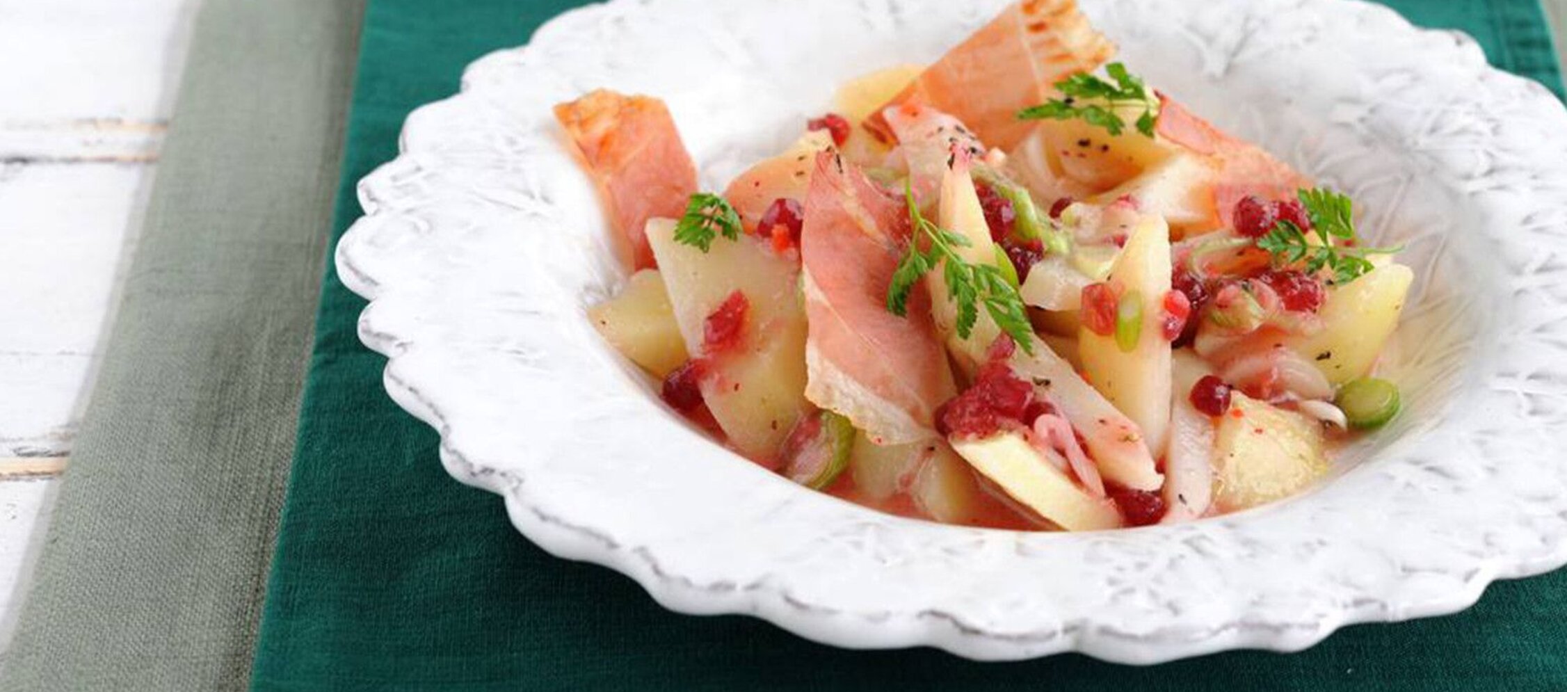 Rezept Kartoffelsalat mit Preiselbeer-Dressing und Schinkenchips