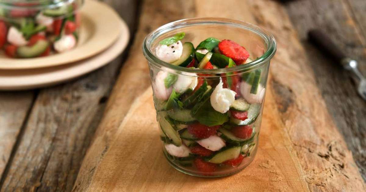 Gurken-Mozzarella-Salat mit Erdbeeren | Carl Kühne KG