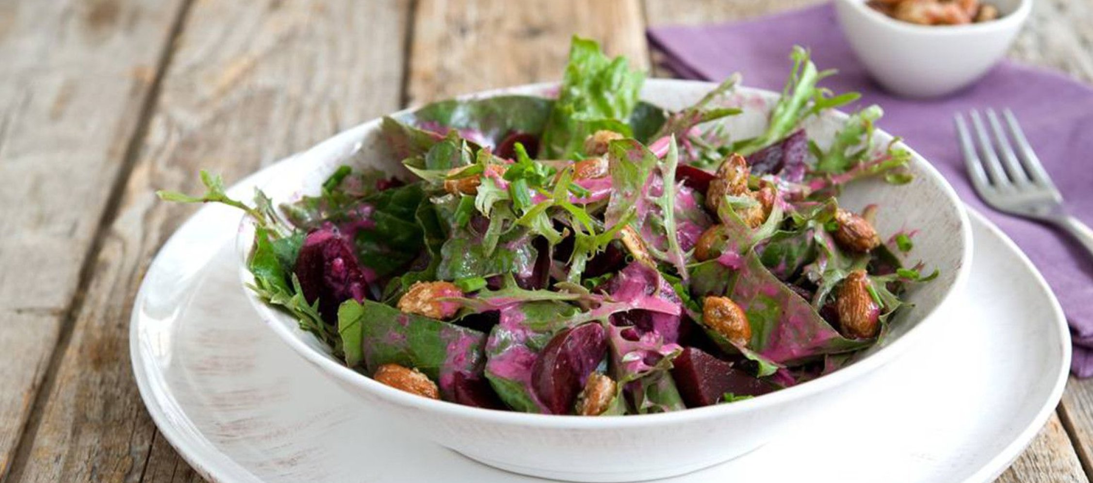 Rezept Blattsalat mit Rote Bete und gerösteten Mandeln Rezept Blattsalat mit Rote Bete und gerösteten Mandeln