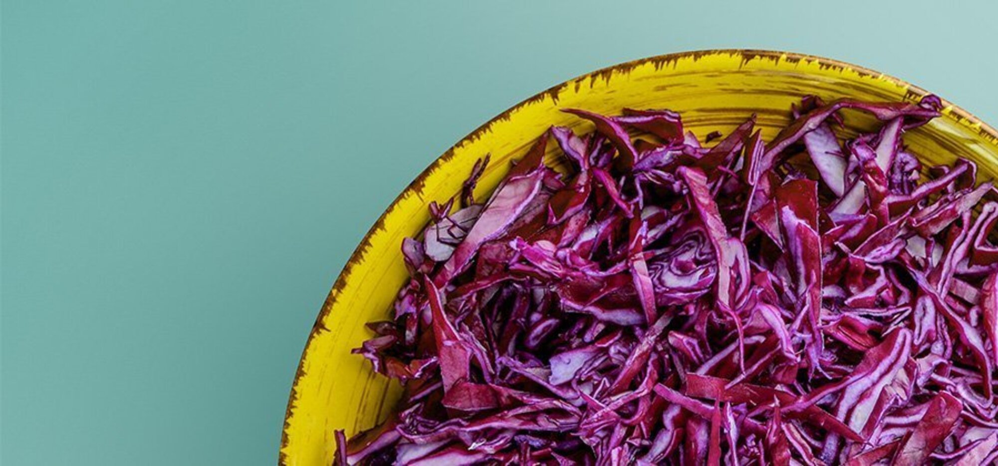 Eine Schüssel geschnittener Rotkohl von oben