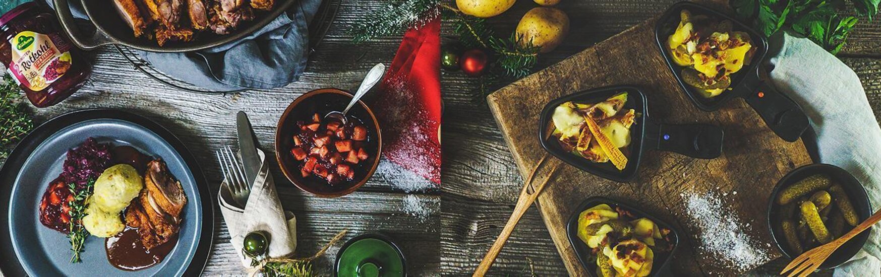 Ein Schüssel mit Preiselbeeren mit Apfelstücken und eine Raclette-Pfanne auf einem rustikalen Tisch von oben