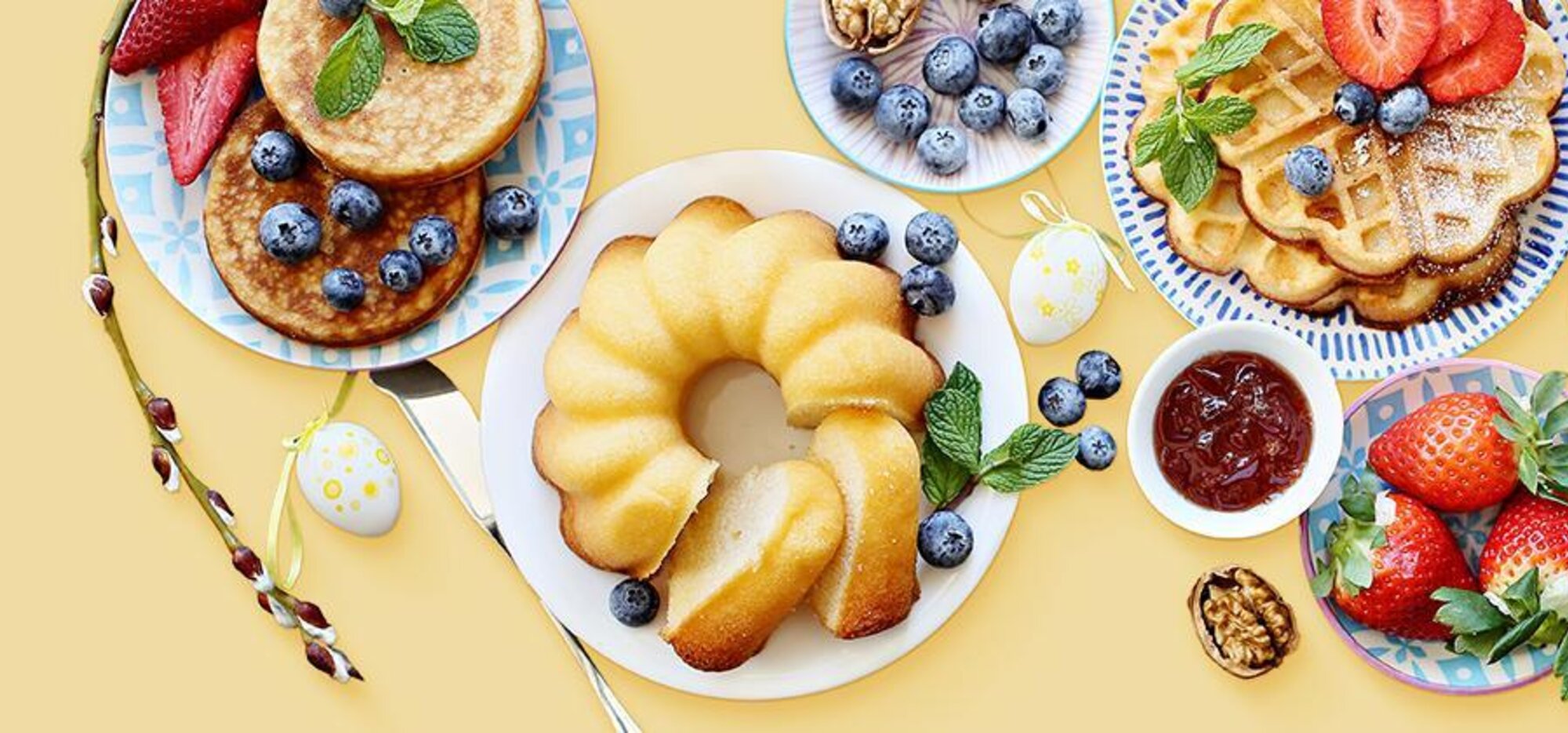 Ein Buffet mit Waffeln, Kuchen und verschiedenen Beeren von oben