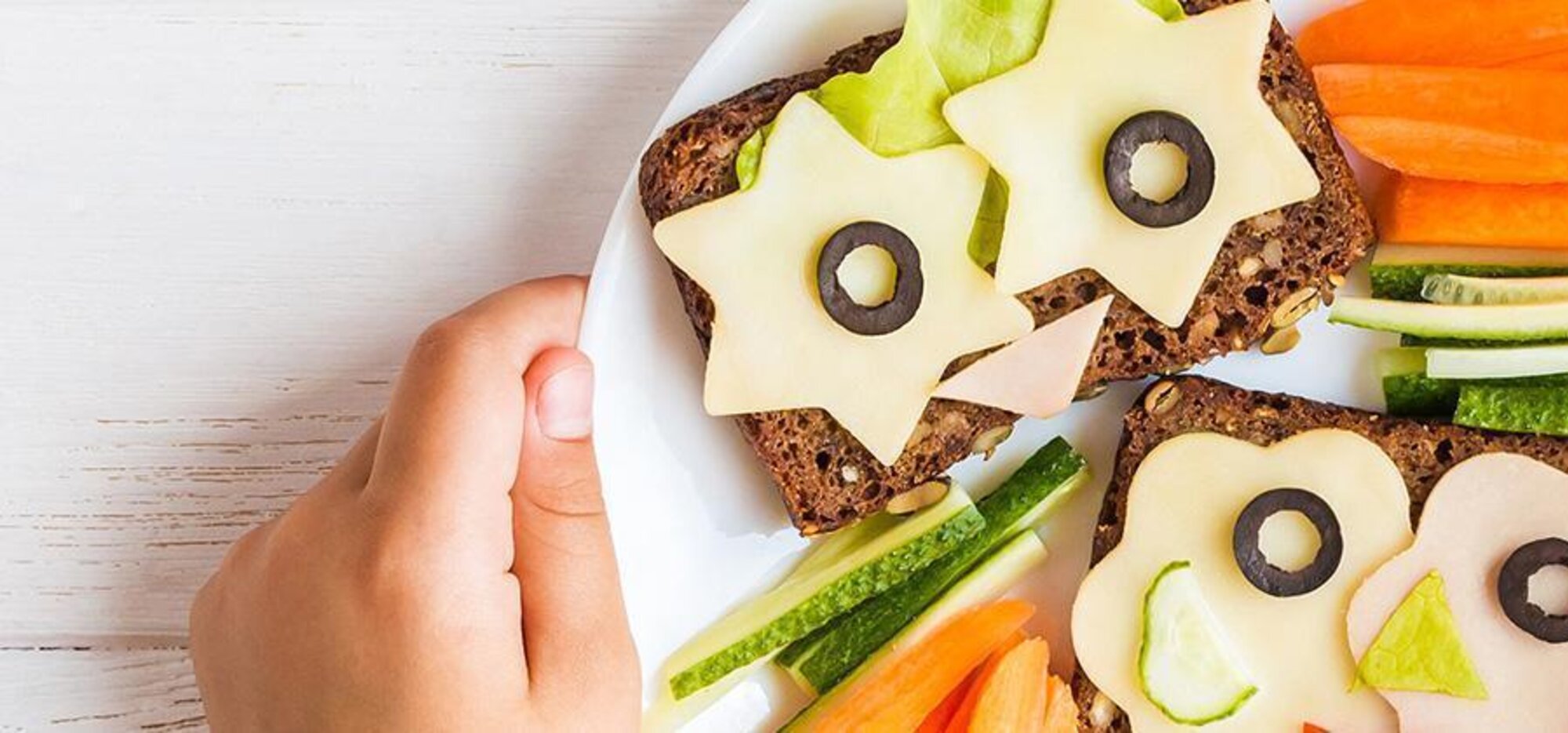 Zwei Scheiben Brot, belegt mit sternförmigem Käse von Oben