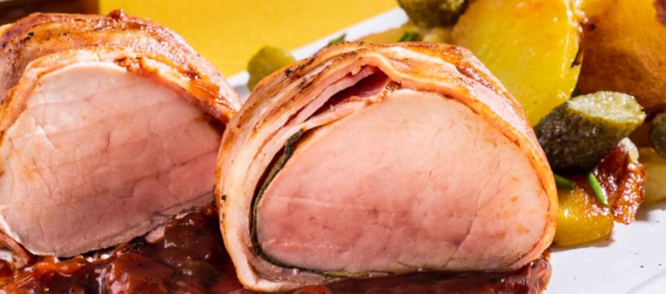 Schweinefilet im Speckmantel mit Bratkartoffel-Cornichon-Salat