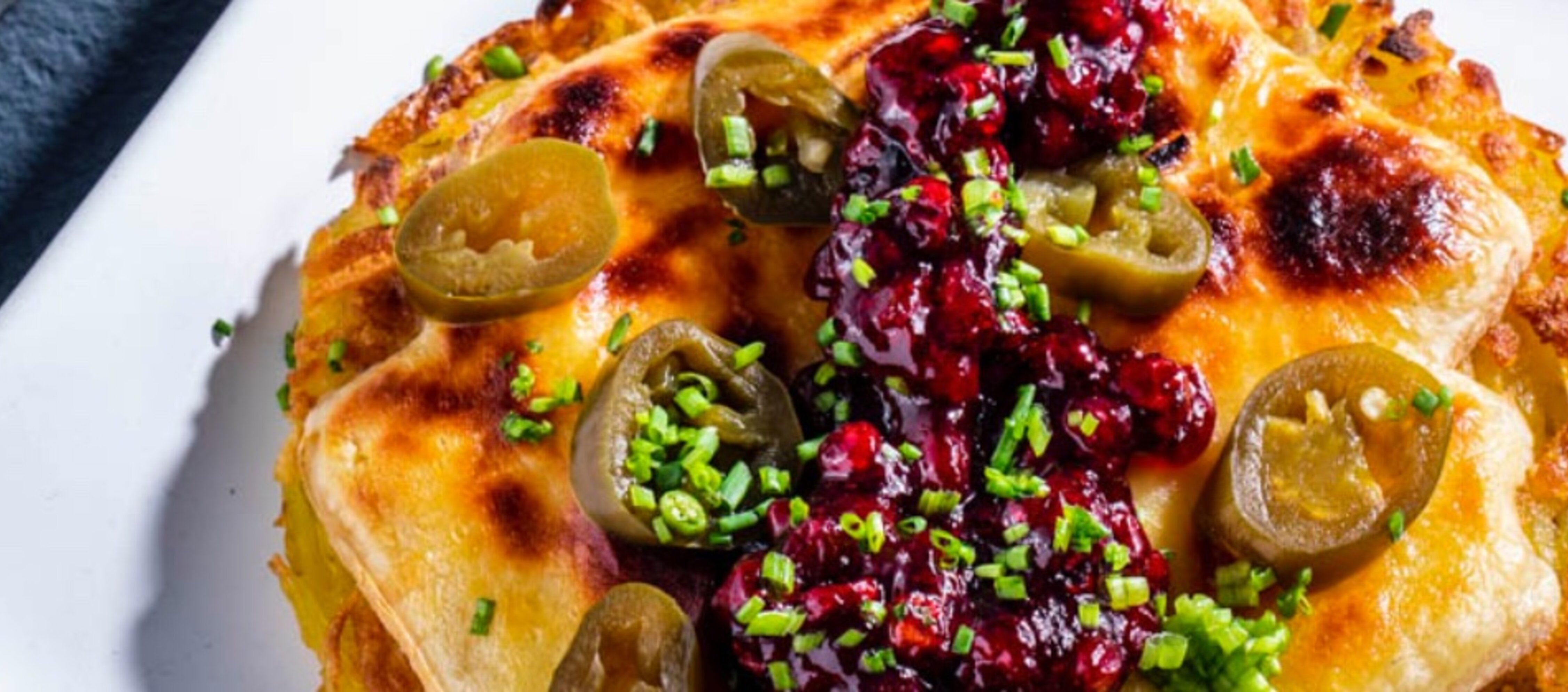 Jalapeño-Rösti mit Raclettekäse, Preiselbeeren &amp; Schnittlauch | Carl ...