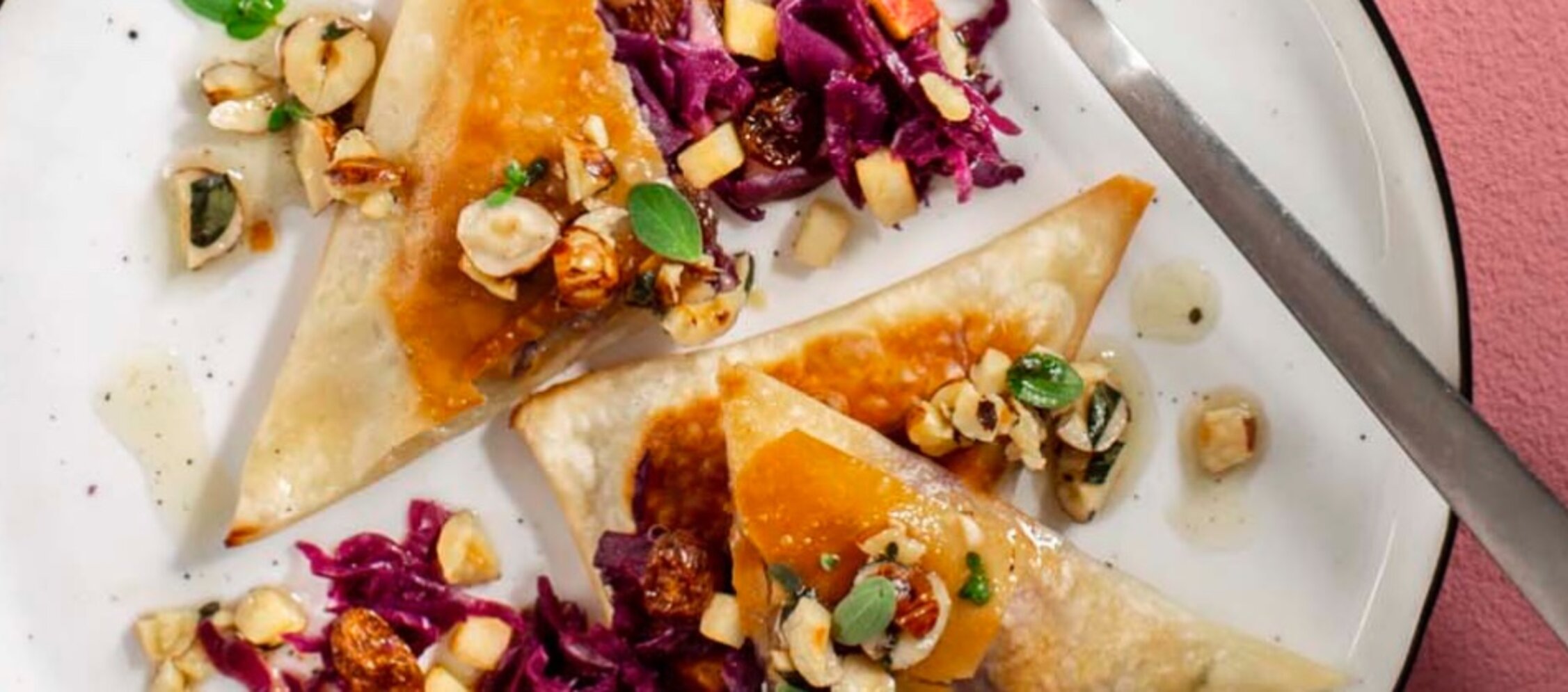 Rotkohl-Taschen mit Bergkäse, Apfel und Rosinen Rotkohl-Taschen mit Bergkäse, Apfel und Rosinen