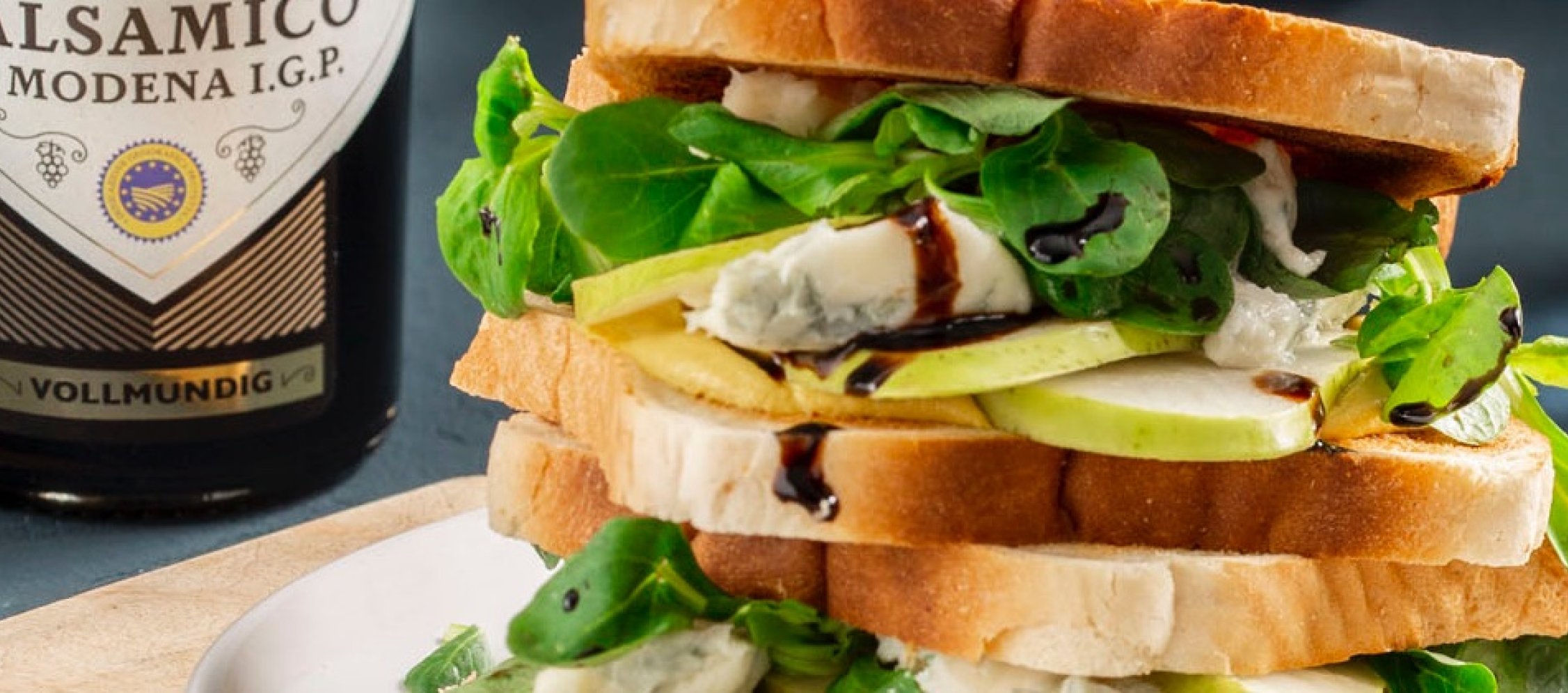 Herzhafter Toast mit Birne, Gorgonzola und Feldsalat Herzhafter Toast mit Birne, Gorgonzola und Feldsalat