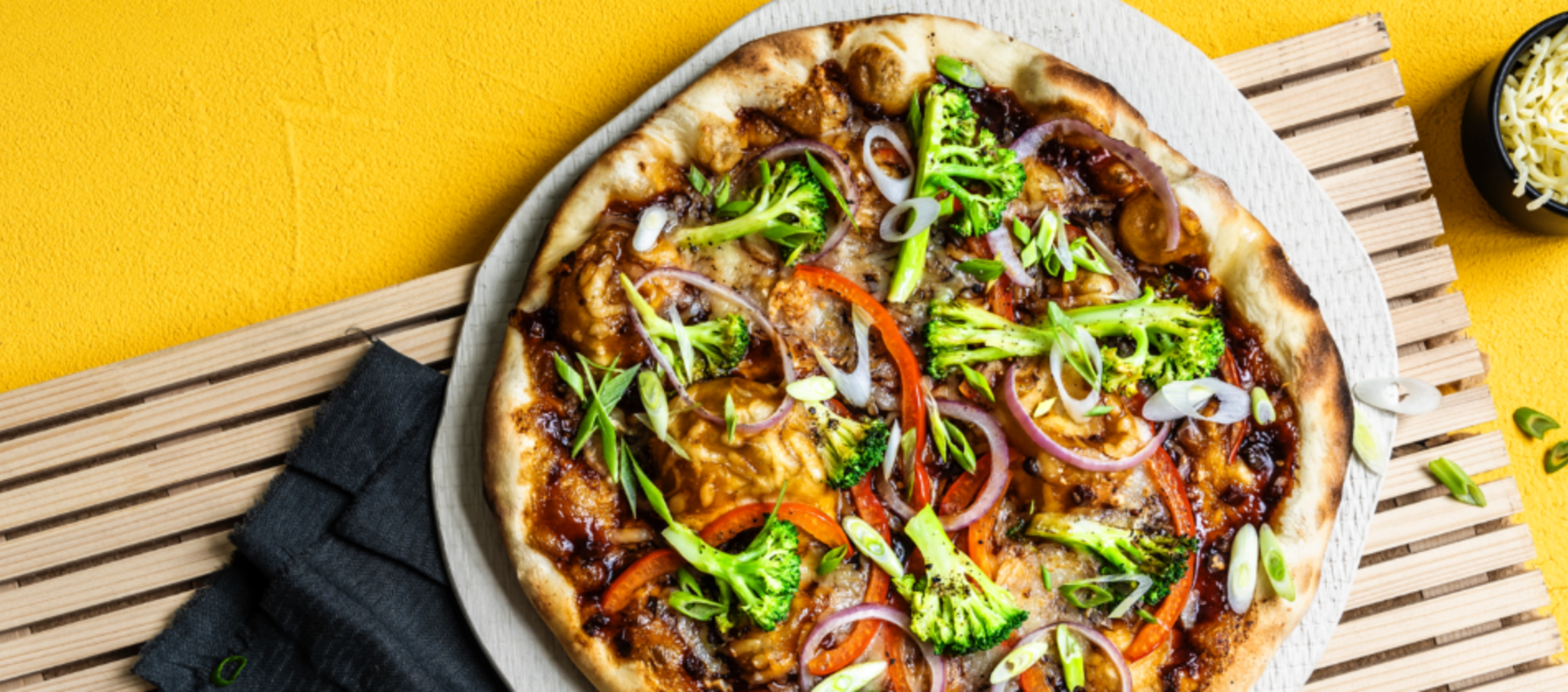Carl Kühne - Rezept - Teriyaki Pizza vom Grill mit Brokkoli, Paprika und roten Zwiebeln