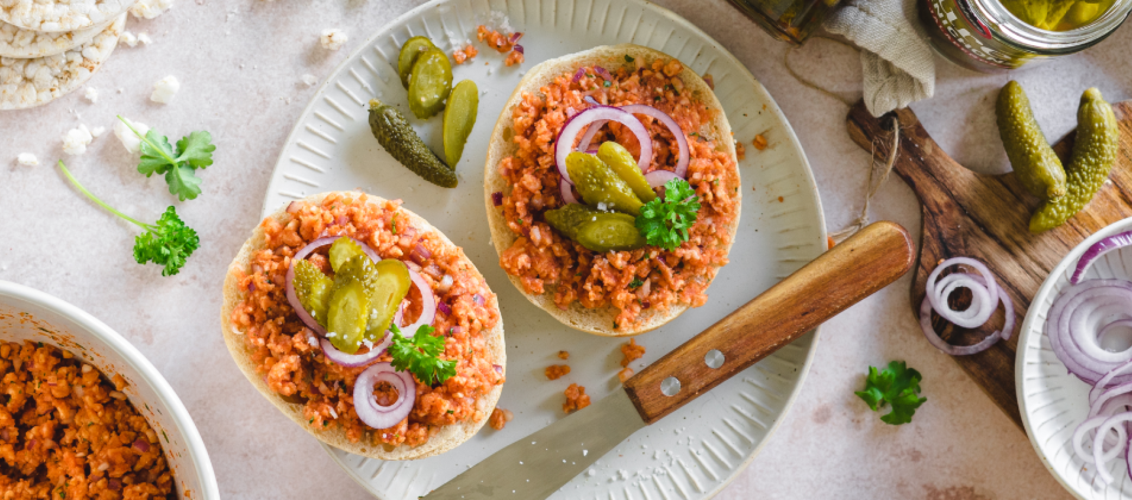 Carl Kühne - Vegane Mettbrötchen mit Pure Cornichons Carl Kühne - Vegane Mettbrötchen mit Pure Cornichons