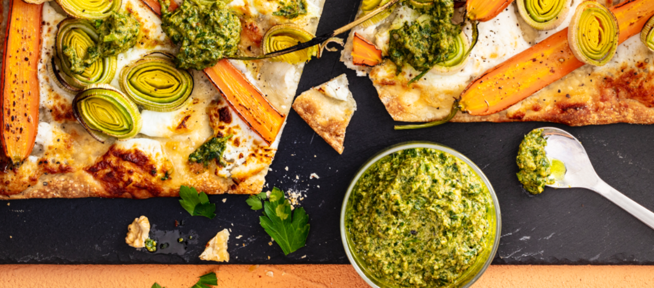 Möhren-Flammkuchen mit Ziegenfrischkäsecreme und Walnuss-Senf-Pesto Rezept Möhren-Flammkuchen mit Ziegenfrischkäsecreme und Walnuss-Senf-Pesto Rezept