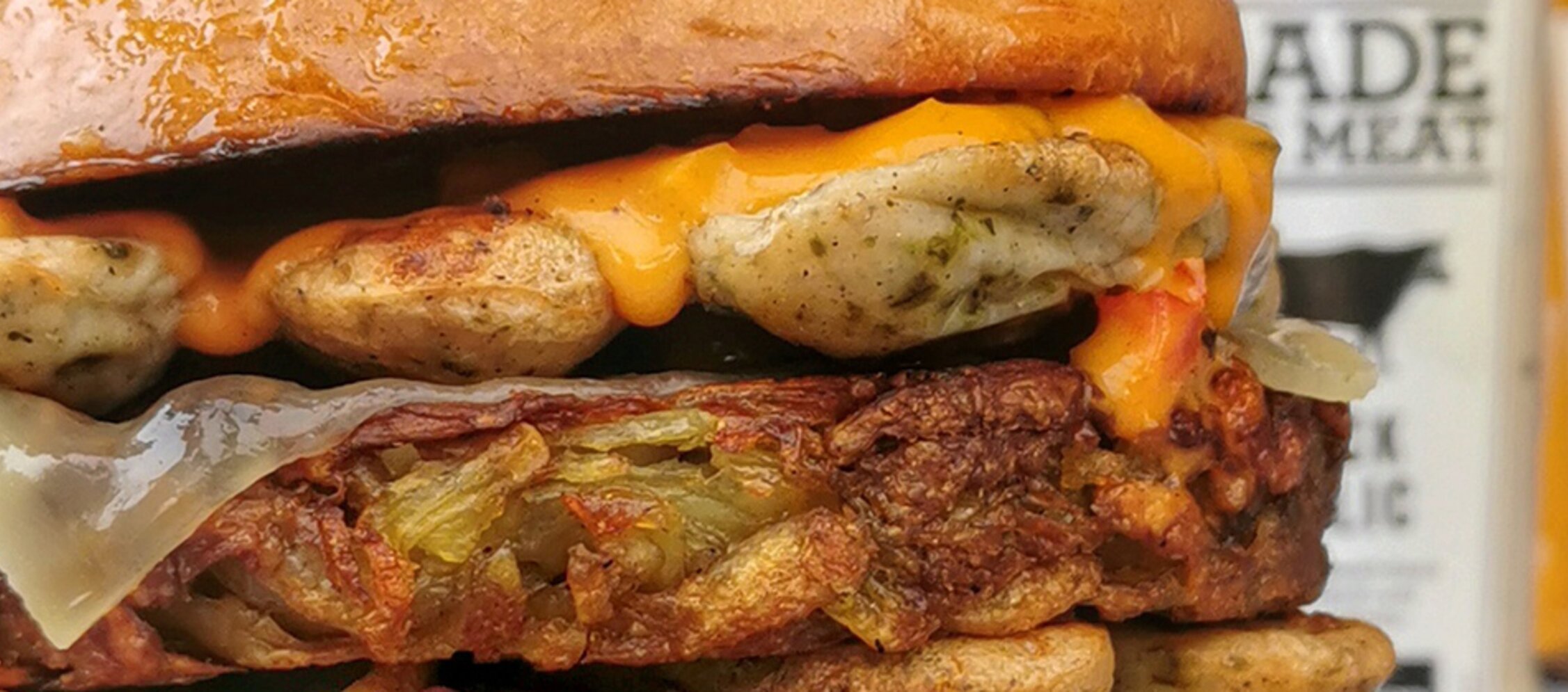 Burger: Der Gipfelstürmer mit Kühne MADE FOR MEAT Chipotle Burger Style und Knoblauch Black Garlic