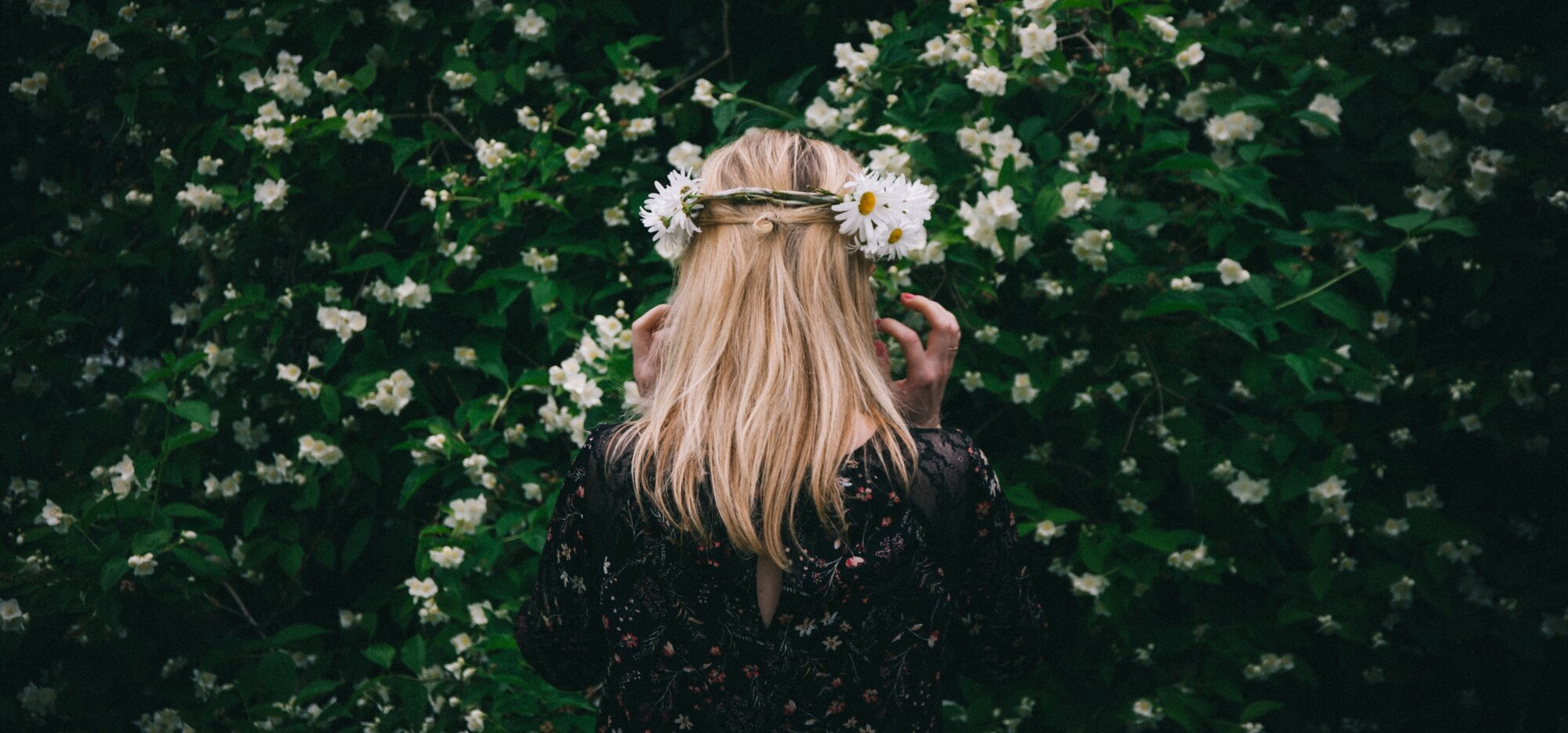 Midsommar - blondes Mädchen Blumenkette | © Foto von <a href="https://unsplash.com/@christianwidell?utm_source=unsplash&utm_medium=referral&utm_content=creditCopyText">Christian Widell</a> auf <a href="https://unsplash.com/de/fotos/bahSNNDCi5I?utm_source=unsplash&utm_medium=referral&utm_content=creditCopyText">Unsplash</a>