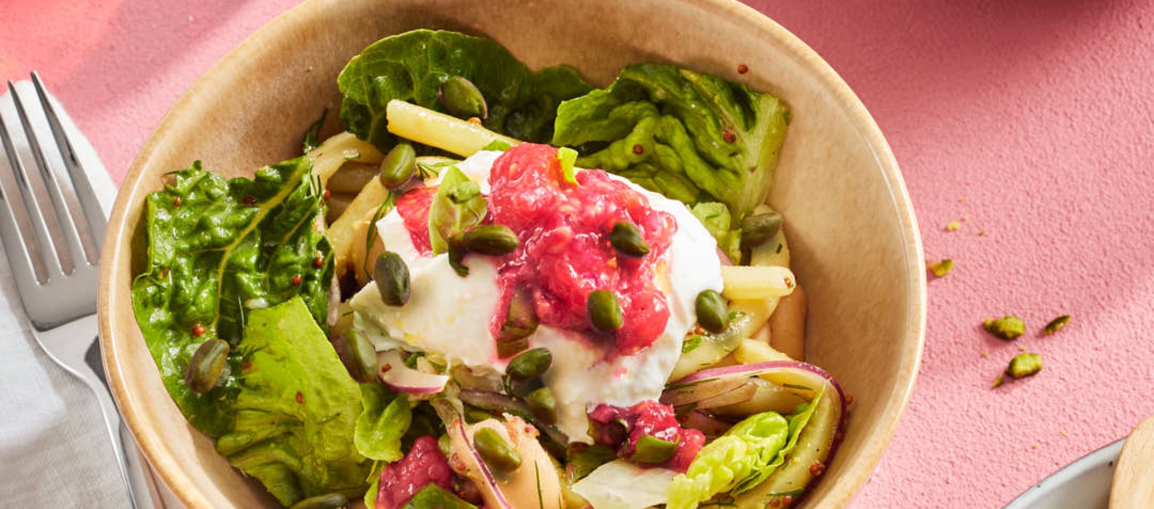 Bohnensalat mit Burrata, Pistazien & Himbeer-Basilikum-Salsa Bohnensalat mit Burrata, Pistazien & Himbeer-Basilikum-Salsa