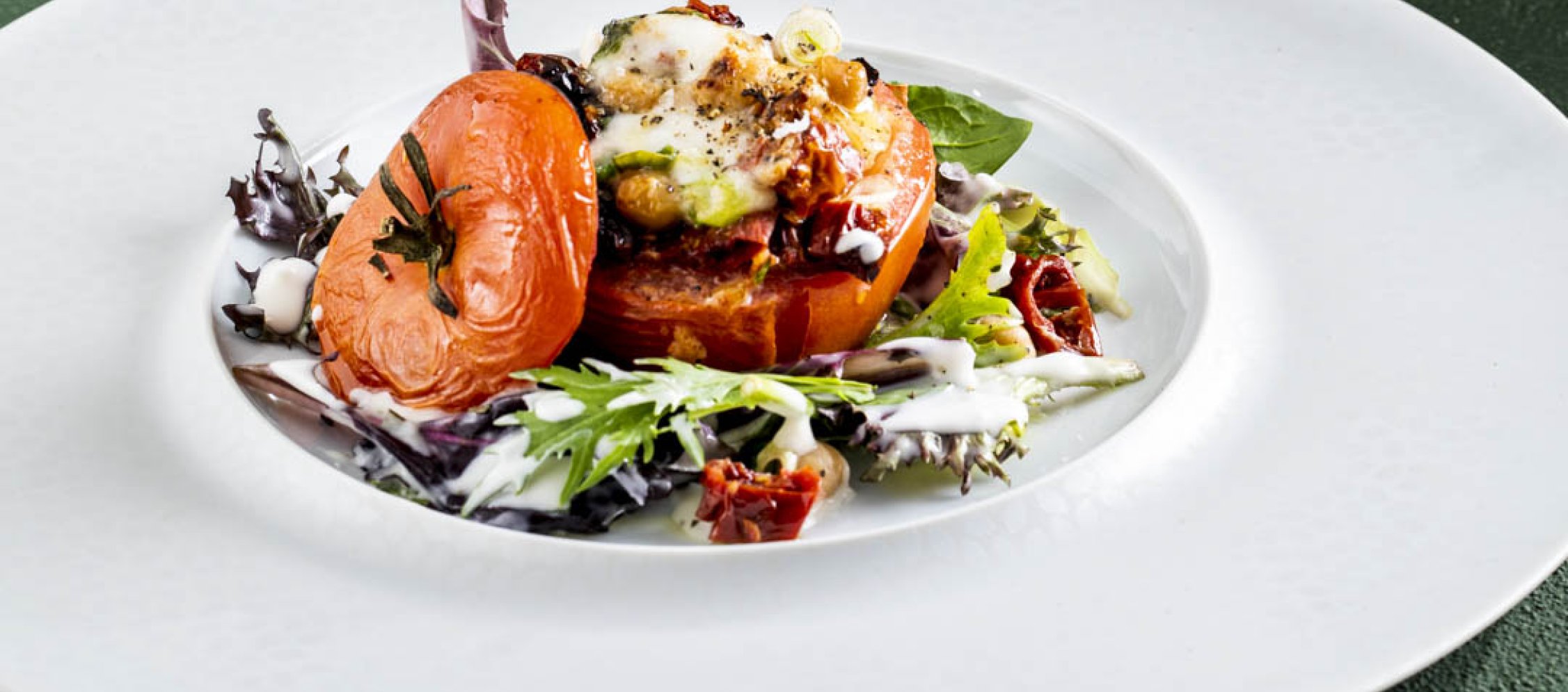 Gefüllte Ofentomaten mit Kichererbsen-Mozzarella-Füllung Gefüllte Ofentomaten mit Kichererbsen-Mozzarella-Füllung